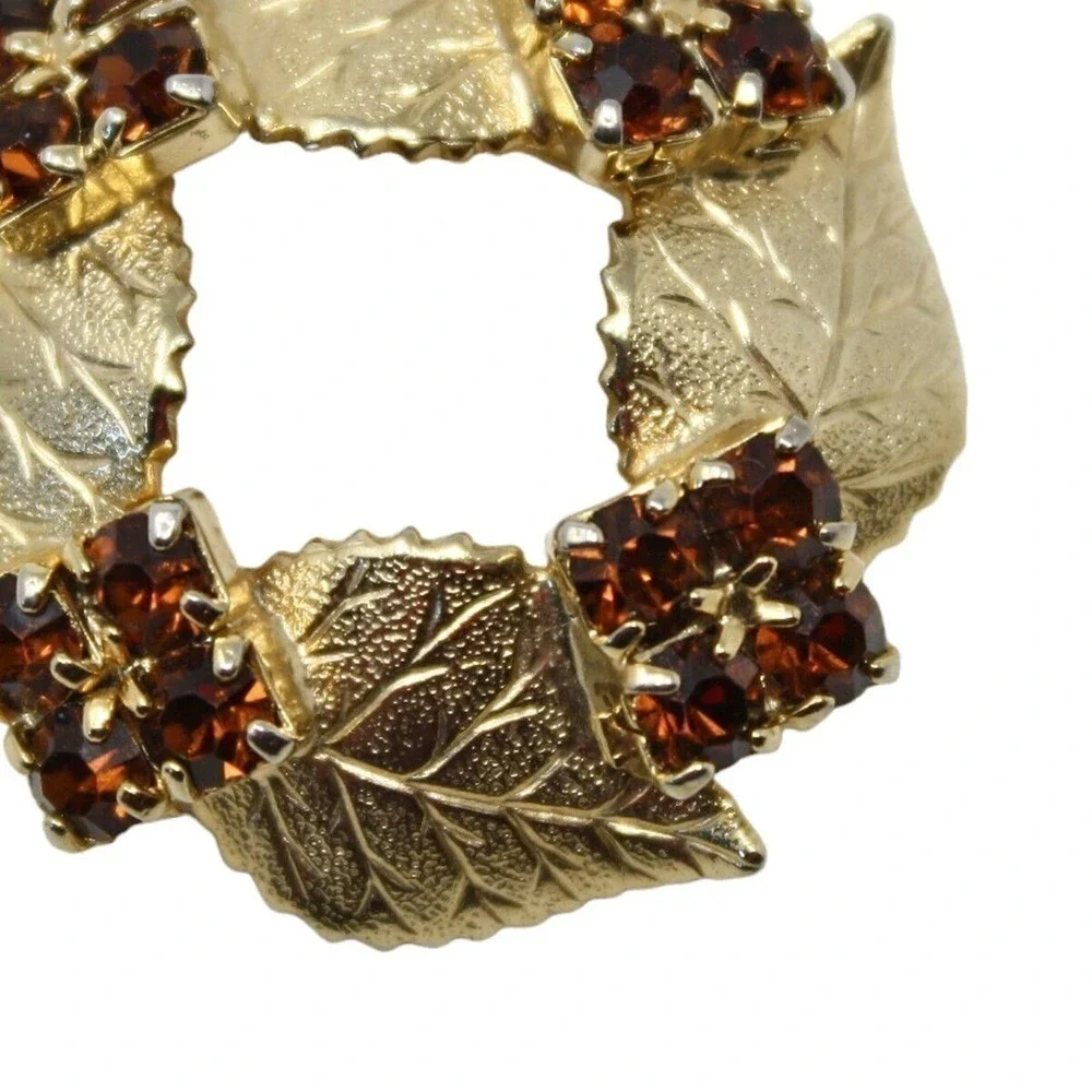 Vintage Wreath Pin Brooch Goldtone w Prong Set Red Rhinestones 1.25
